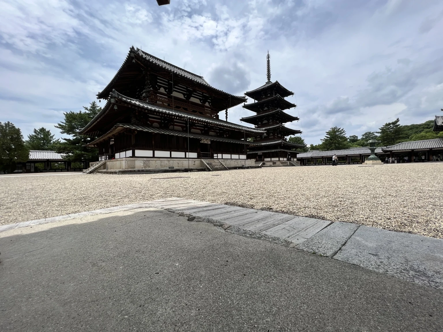 法隆寺境内で建物と五重塔を望む風景