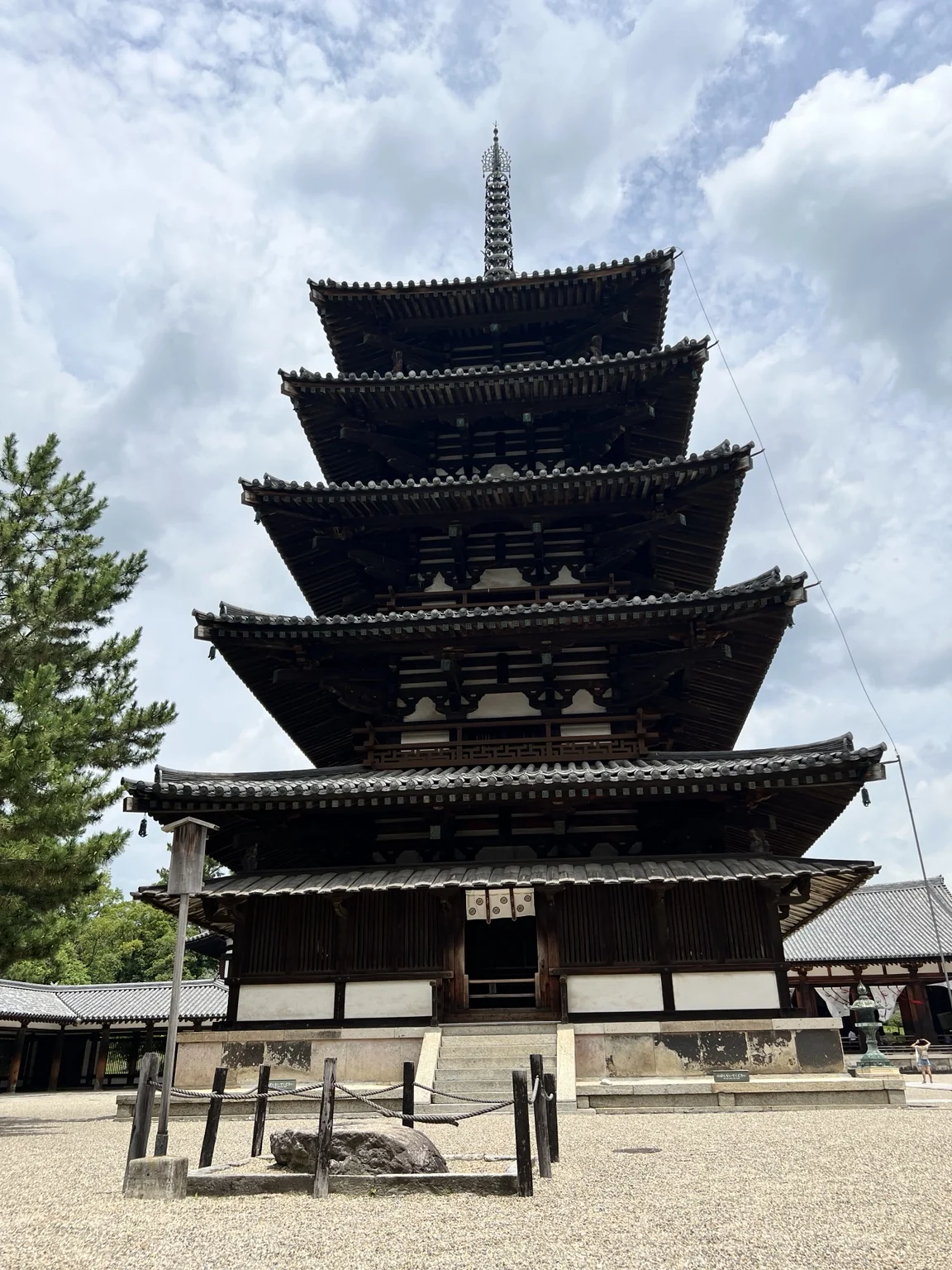 青空の下に建つ法隆寺の五重塔